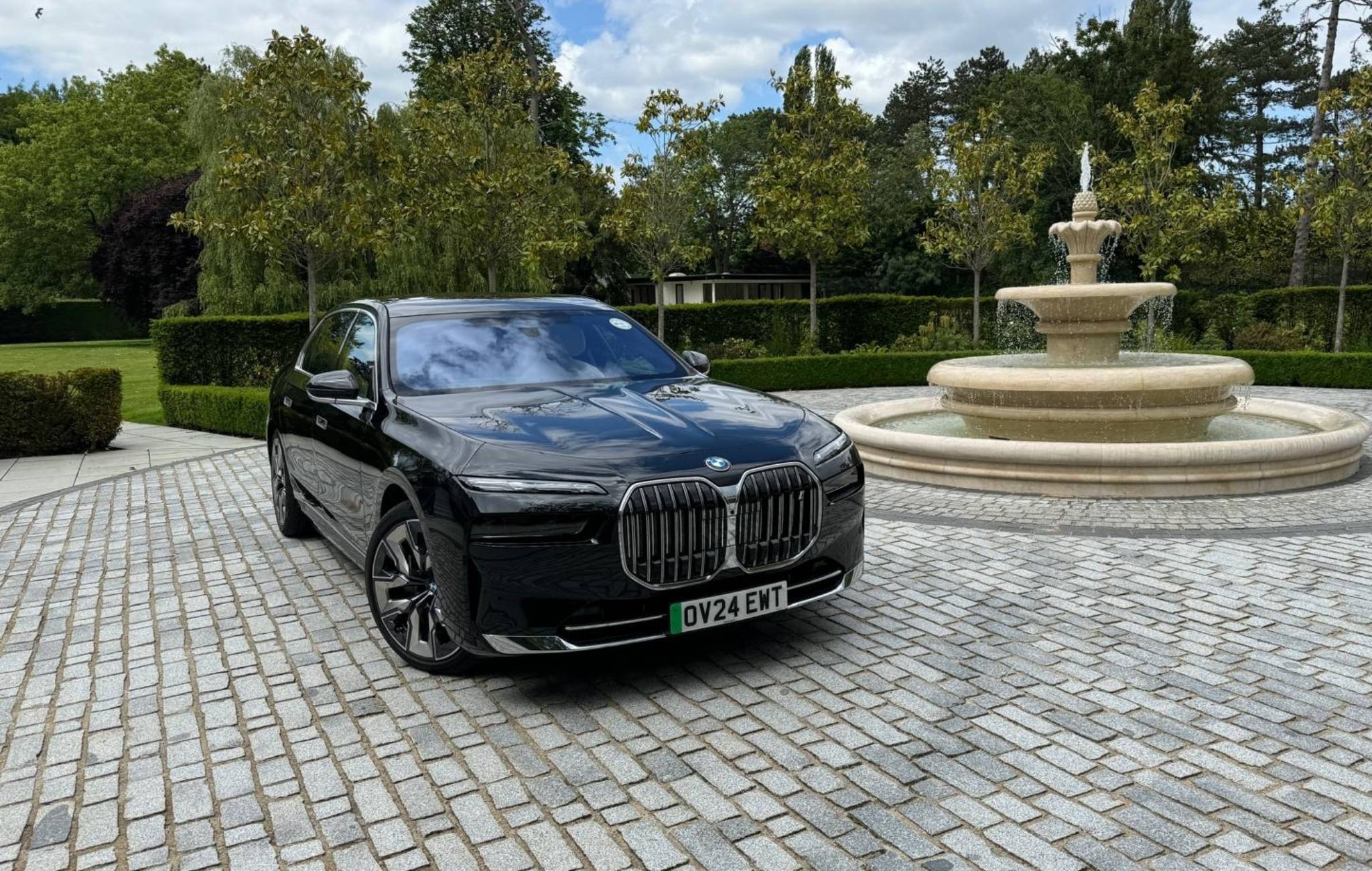 BMW i7 Chauffeur Service London, UK BMW i7 chauffeur service London